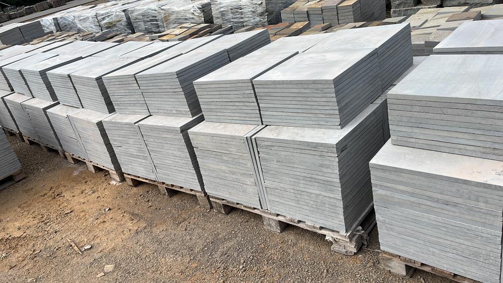 Placas de pedra estocadas no pátio