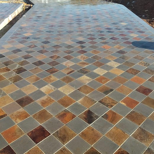 Piso externo em basalto 20x20 mesclado
